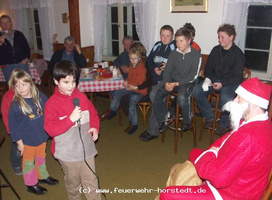 Die Kinder tragen dem Weihnachtsmann Gedichte vor