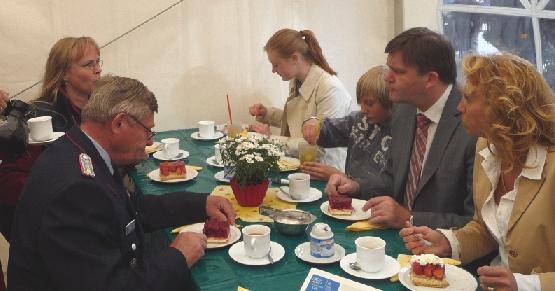Gemtliches Kaffeetrinken mit Innenminister Schnemann und Familie