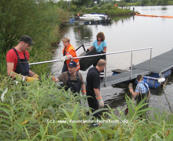 Zun�chst wurden das Treibgut und die Bootsreste aus dem Wasser geholt