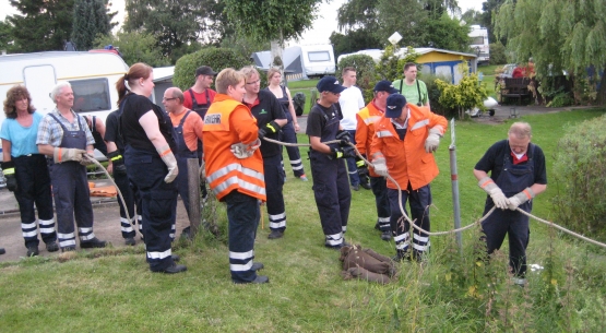 Das Herausziehen der �lsperre wird vorbereitet