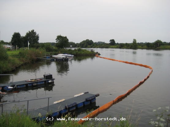 Noch liegt die �lsperre perfekt im Wasser