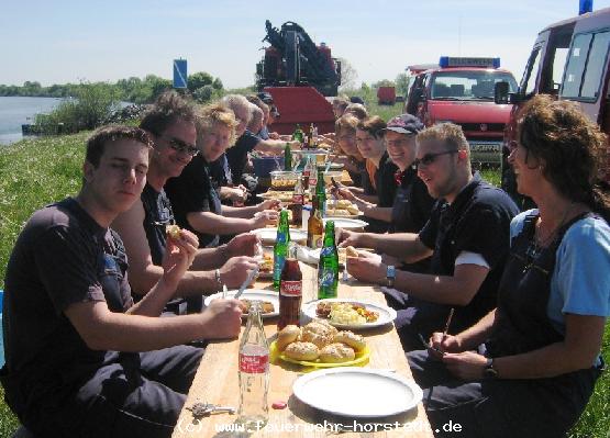 Nach der anstrengenden �bung schmeckt das leckere Essen besonders gut