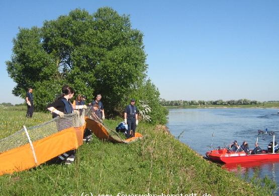 Die vorbereitete �lsperre wird ans Ufer gebracht