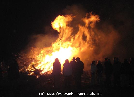 Viele G�ste w�rmten sich direkt am Feuer