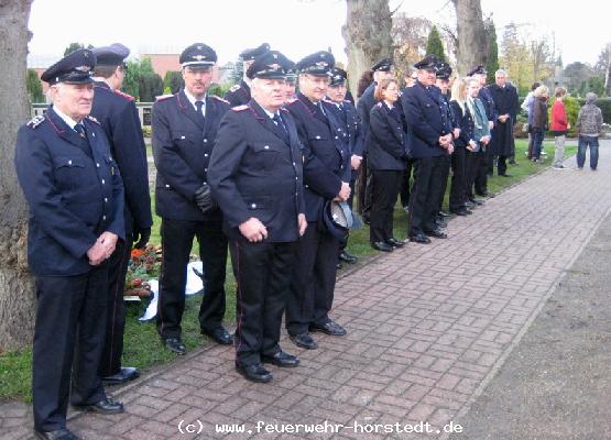 Die Abordnungen der Feuerwehren Horstedt, Thedinghausen und Dibbersen-Donnerstedt bei der Kranzniederlegung