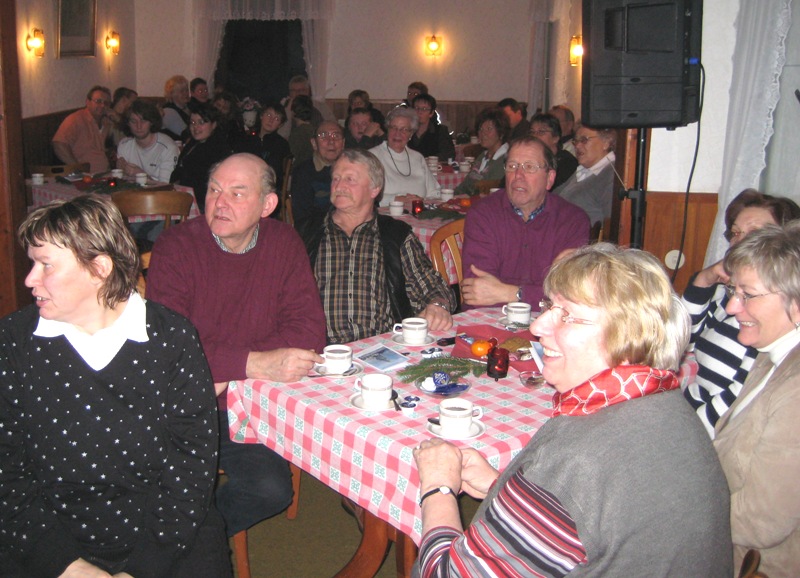 Die G�ste verfolgen gespannt das unterhaltsame Programm 