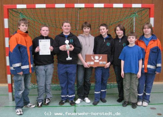 Die Horstedter Jugendlichen freuen sich �ber den Gewinn der Winterplakette und den 3. Platz beim 18-Felder-Fu�ballturnier 