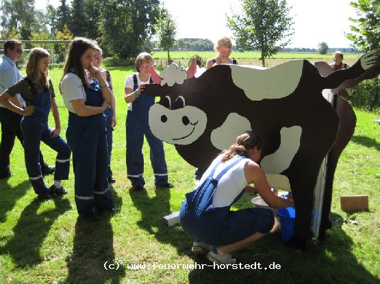 Das selbst gebaute Spiel K�he melken sorgte f�r Vergn�gen