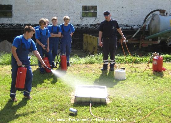 Der Feuerl�schtrainer geh�rte zum Rahmenprogramm