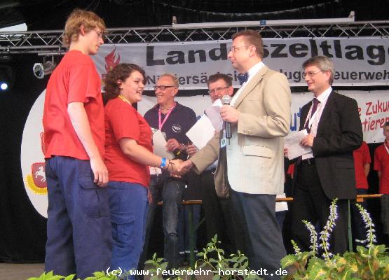 Andreas Rohmann gratuliert Gemeinde-Jugendsprecherin Jana Fahrenholz