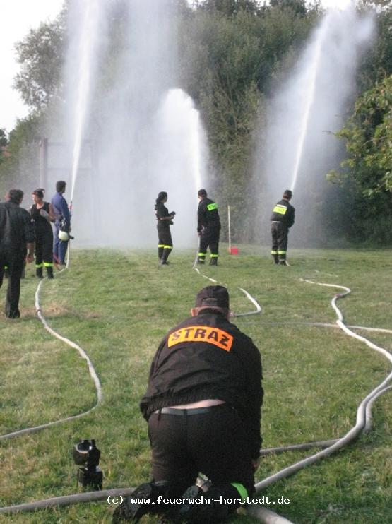 Auch mit Wasser wurde ge�bt  - bei unserer Vorf�hrung nahm allerdings Melder Holger eine unfreiwillige Dusche  
