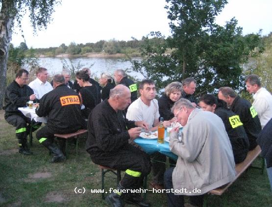 Gemeinsames Grillen am idyllischen Weserufer