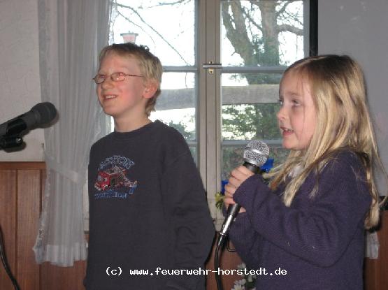 Merle und Tobias tragen ein Gedicht vor