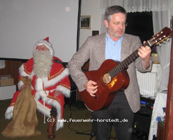 Die G�ste singen mit dem stv. B�rgermeister ein Lied 