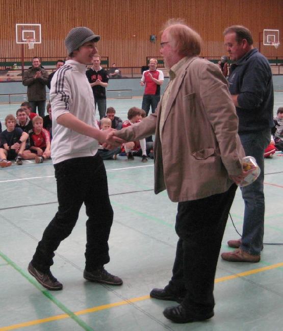 Der B�rgermeister gratuliert zum 3. Platz und gibt Bent den Preis