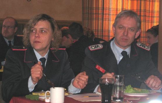 JFW Conny und OrtsBM Werner lauschen der Versammlung und lassen es sich schmecken