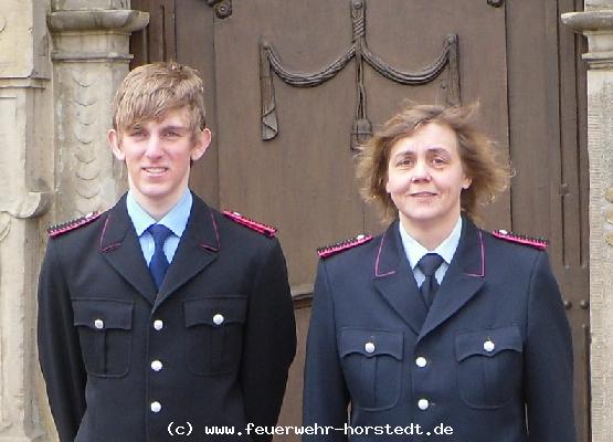 Finn und Conny freuen sich über die bestandene Prüfung