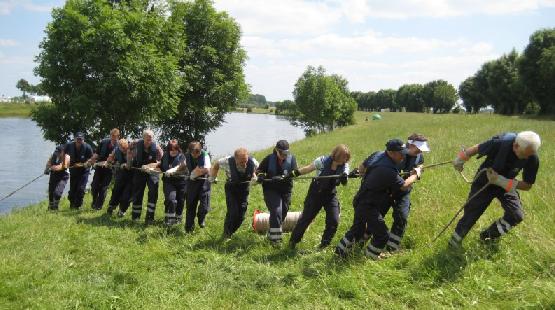 Teamwork und K�rpereinsatz ist beim Herausziehen des Ankers gefragt