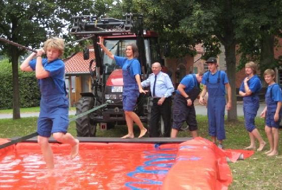 Tarzan Nils rutscht ab und f�llt ins Wasser
