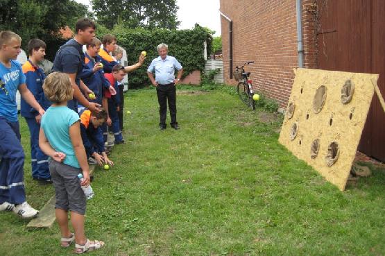 Genaues Zielen f�hrte beim Ballwurfspiel zum Erfolg