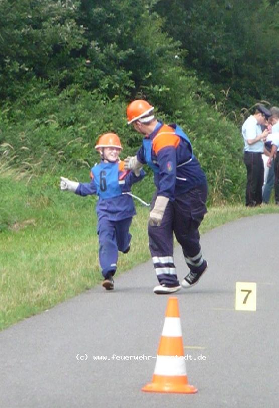 Tobias gibt das Staffelholz an Maxi weiter