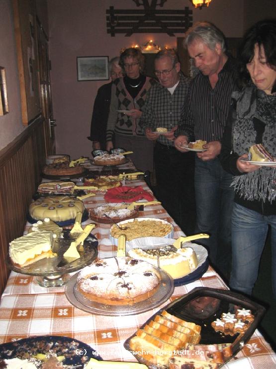 Ein leckeres Kuchenbuffet erfreut die G�ste