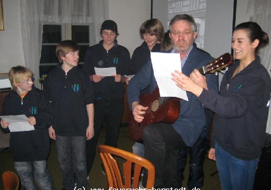 Dieter Mensen und unsere Jugendfeuerwehr singen 