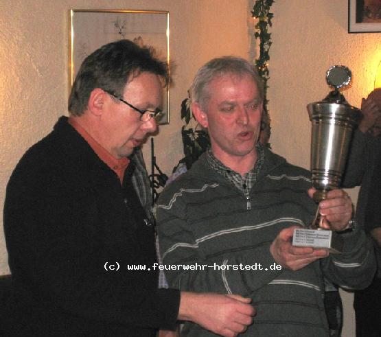 Die beiden Ortsbrandmeister und der Pokal, der ein weiteres Jahr bei uns bleibt 