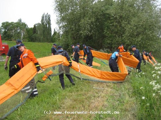 Die �lsperre wird wieder an Land geholt