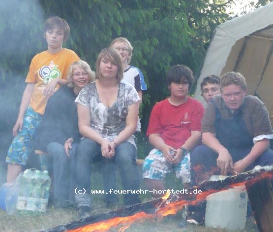 Alle am Lagerfeuer
