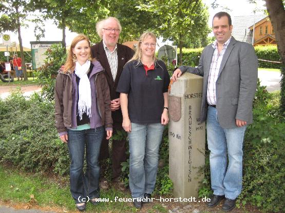 Landrat Peter Bohlmann, B�rgermeister Diethelm Ehlers und Ratsfrau Jalina Ehlers hat der Dorfflohmarkt sehr gefallen