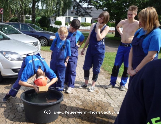 Spiele mit Wasser waren bei den hochsommerlichen Temperaturen immer ein besonderer Spa�