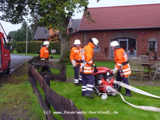 Die Feuerwehr Horstedt ist als erste vor Ort und baut eine Wasserversorgung auf