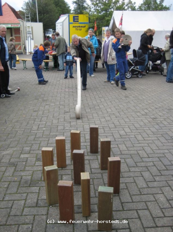 SG-B�rgermeister Gerd Schr�der bewies Treffsicherheit beim Schlauchkegeln