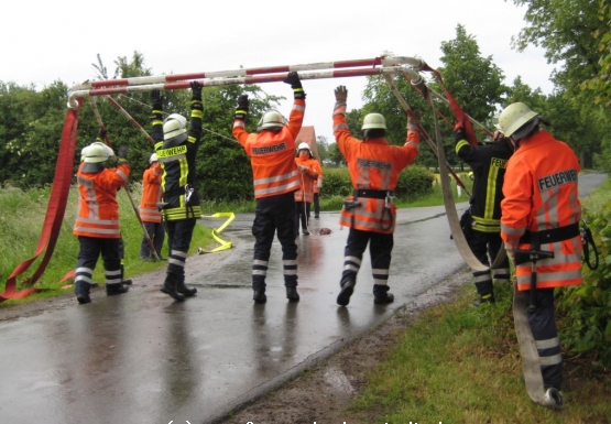 Gemeinsam mit Thedinghausen wurde eine Schlauchbr�cke aufgestellt