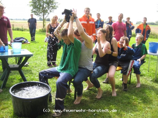 Das Handtuchspiel sorgte f�r viel Spa� und nasse Klamotten