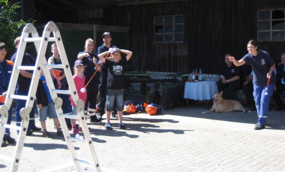 Broitzem zielt genau .. . und trifft