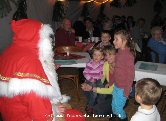 Die Kinder trugen dem Weihnachtsmann Gedichte vor