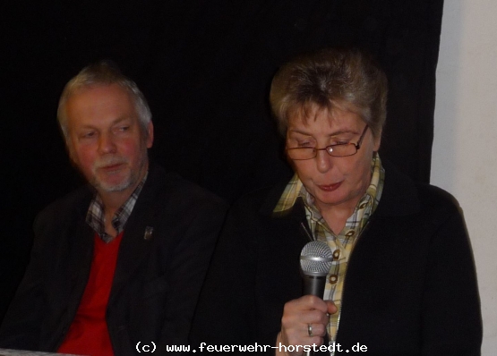 Gretlies liest eine Geschichte vor, der SG-Bgm Gerd Schr�der h�rt interessiert zu 