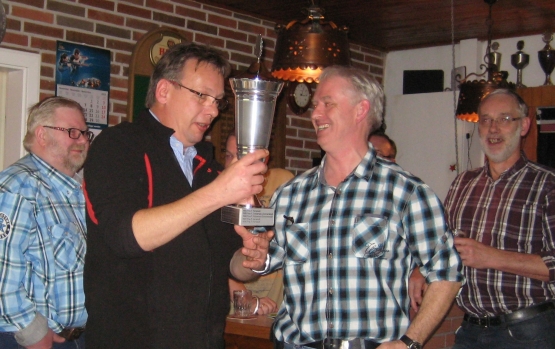 OrtsBM Werner �bergibt den Pokal an OrtsBM Herbert
