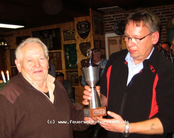 Fritz erh�lt den Pokal f�r den Sieg in der Einzelwertung