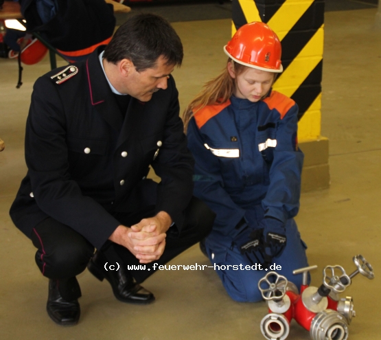 Wertungsrichter Ralf l�sst Naja den Verteiler erkl�ren 