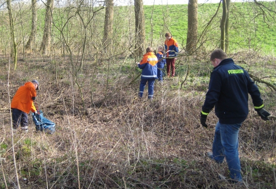 Insbesondere in kleinen W�ldern, in Hecken und an Stra�en lag viel M�ll herum