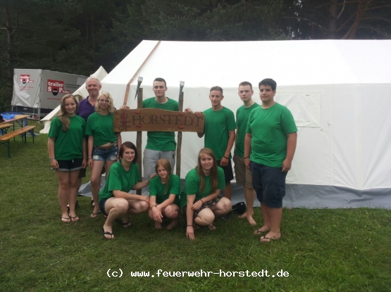 Gut angekommen und gute Stimmung - Zelt und Schild sind aufgebaut