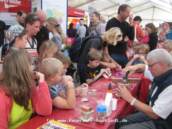 Der Bastelstand mit Lampenbau und Armb�ndern war ein gro�er Renner