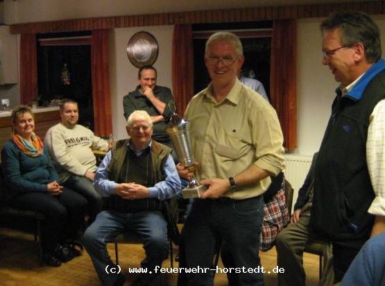 Werner freut sich �ber den Mannschaftssieg und den Pokal