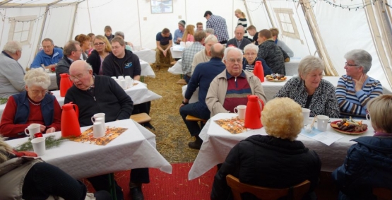 So langsam finden sich die G�ste im Zelt ein 
