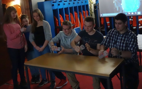 Die Jugendfeuerwehr pr�sentierte den Becher-Song 