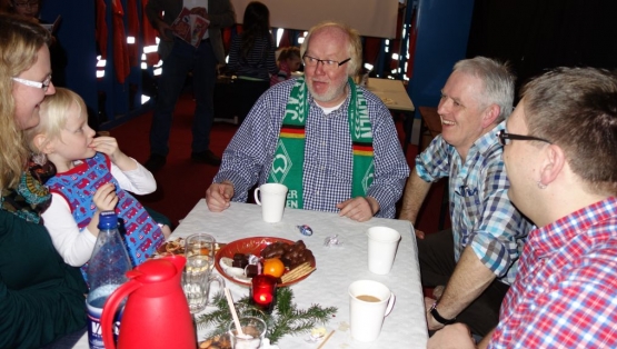 Am G�stetisch herrschte fr�hliche Stimmung