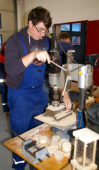 Die Jugendlichen arbeiten eifrig an den Futterautomaten.